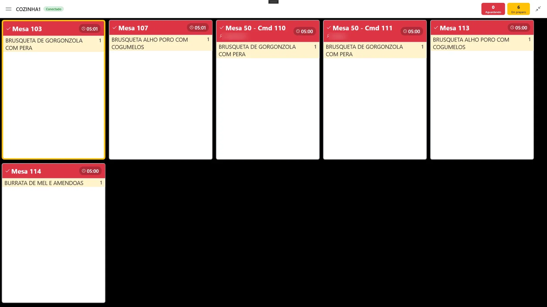 Tela do KDS com cards de mesa e comanda, o indicador Conectado e os contadores Aguardando e Em preparo no alto